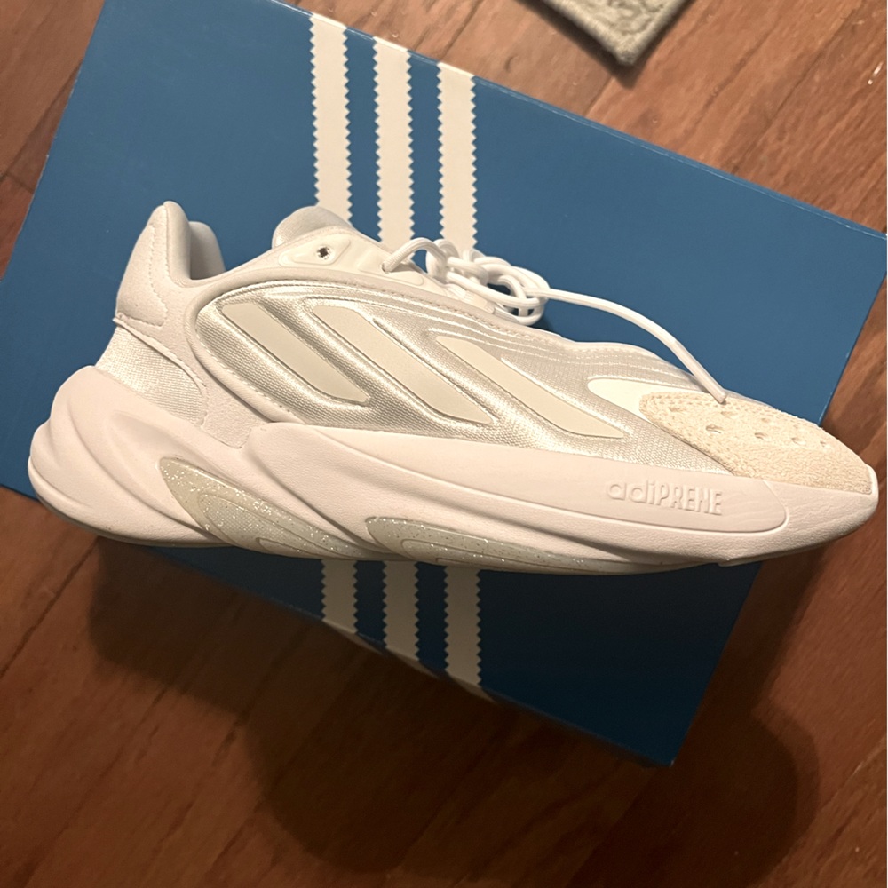 Adidas Ozelia Sneakers EUC